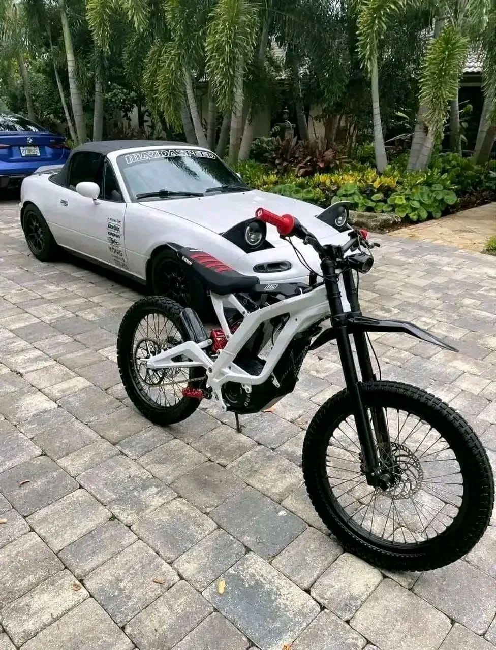 White Red Stripe E-Moto